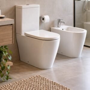 Inodoro y bidet en un baño renovado
